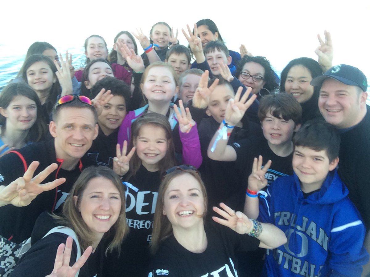 MelissaPayfer's tweet photo. Spending the day celebrating youth around the world with my Ss #WeDaySeattle https://t.co/VzCm16bhaQ