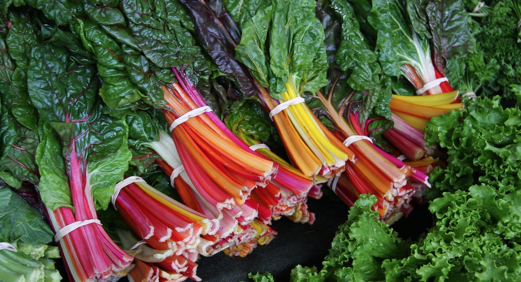 DailyVegetables's tweet photo. Swiss chard. It looks like spinach but is actually part of the beet family, and has loads of vitamin K and A. #health #food #vegan https://t.co/fpkoI3xUwf