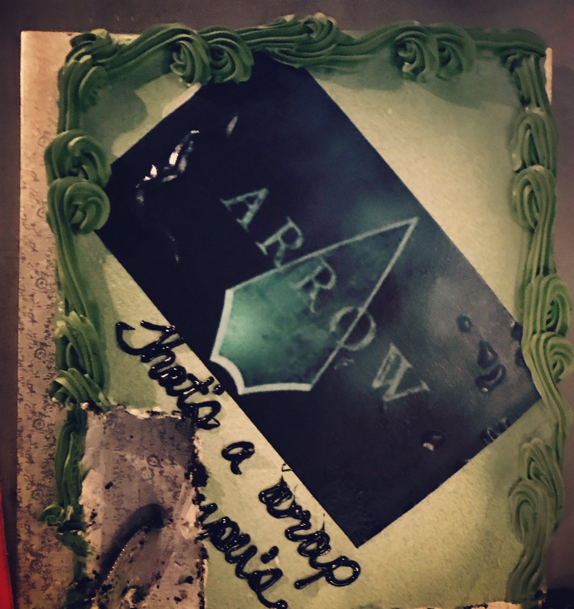 PaulBlackthorne's tweet photo. And that's a wrap on #ArrowSeason5 - well done to everyone who got us thru another season - especially the big man @StephenAmell   #Epic https://t.co/sRzQJI4i6E