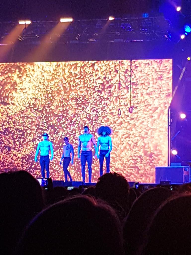 AlexPer83's tweet image. #GenesisTour 😍