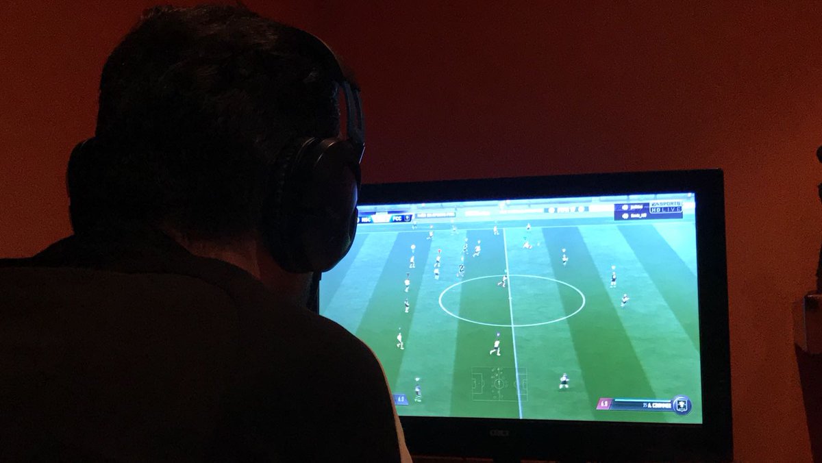 Viendo a mis compañeros, y amigos <a href="/Choropel/">Choropel</a> <a href="/BOMORO77/">BOMORO</a>  jugar un Torneo de PS4 defendiendo los colores de @spartansclubesp 
¡A por la final!🏆