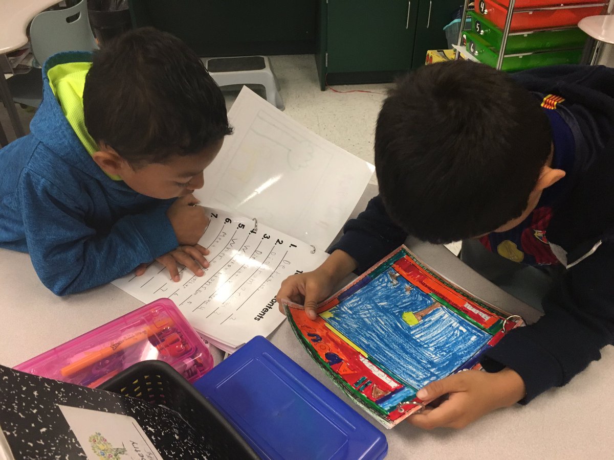 GRES_FirstGrade's tweet photo. We are animal experts! These first graders we so proud of their all about books. Now on display in our classroom library! https://t.co/q90QToOGDG