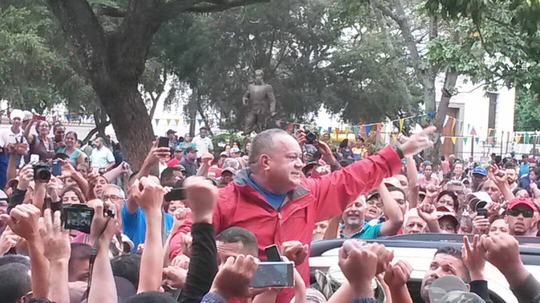 ConElMazoDando's tweet photo. Con nombre y apellido: Diosdado Cabello Rondón fue a El Valle, pero José Guerra, Guanipa y compañía andan escondidos… No tienen bolas!!! https://t.co/7oEztcD8gG
