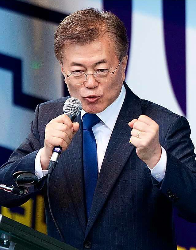 문재인
이미 대선 판세는 문재인으로 기울고 있다
북풍 총풍 북폭설등 선거철만 되면 나오는 거짓말에 속지 마시고 단호히 대처합시다
적, 주적등은 대한민국 외는 다 적이다. 
다만 우호외교하는지, 적대외교로 하는지 차이점뿐이다
남북평화통일이 우리의 소원
