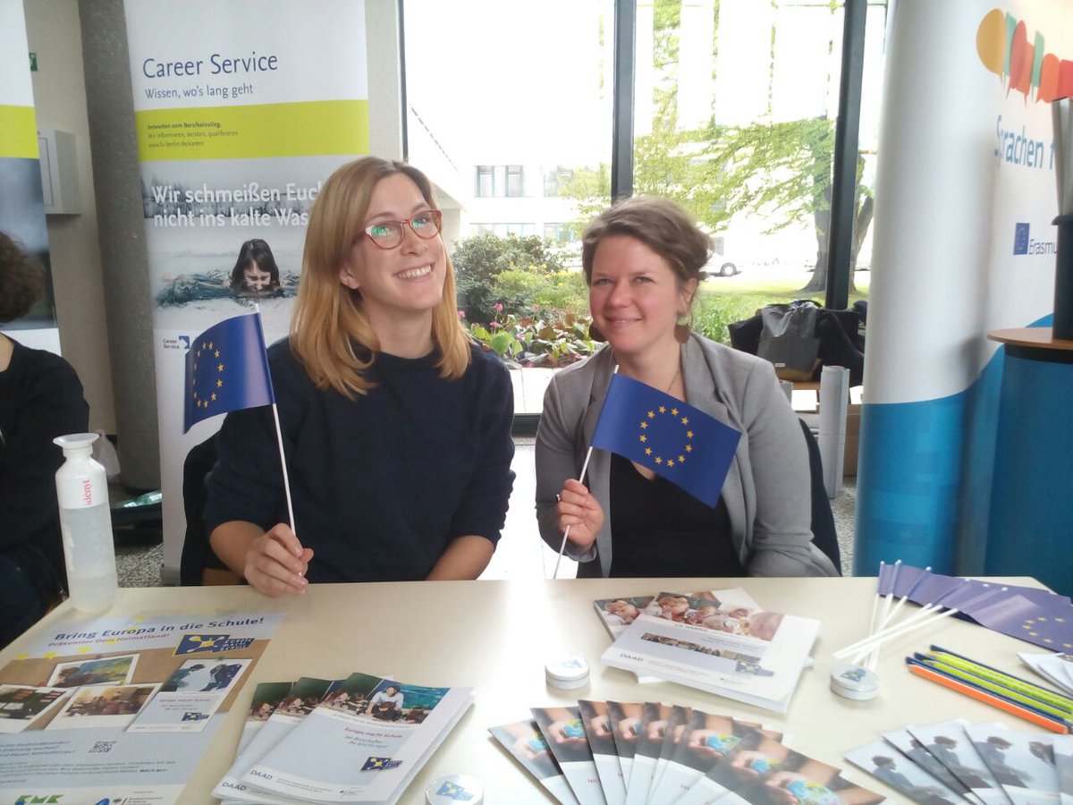 EmS_Berlinteam's tweet photo. Danke an @agmgermany2017 für den spannenden Tag beim #mobilityfair in #Berlin!!! Hier unser #EuropamachtSchule-Stand in Aktion. https://t.co/9b313e8xf8