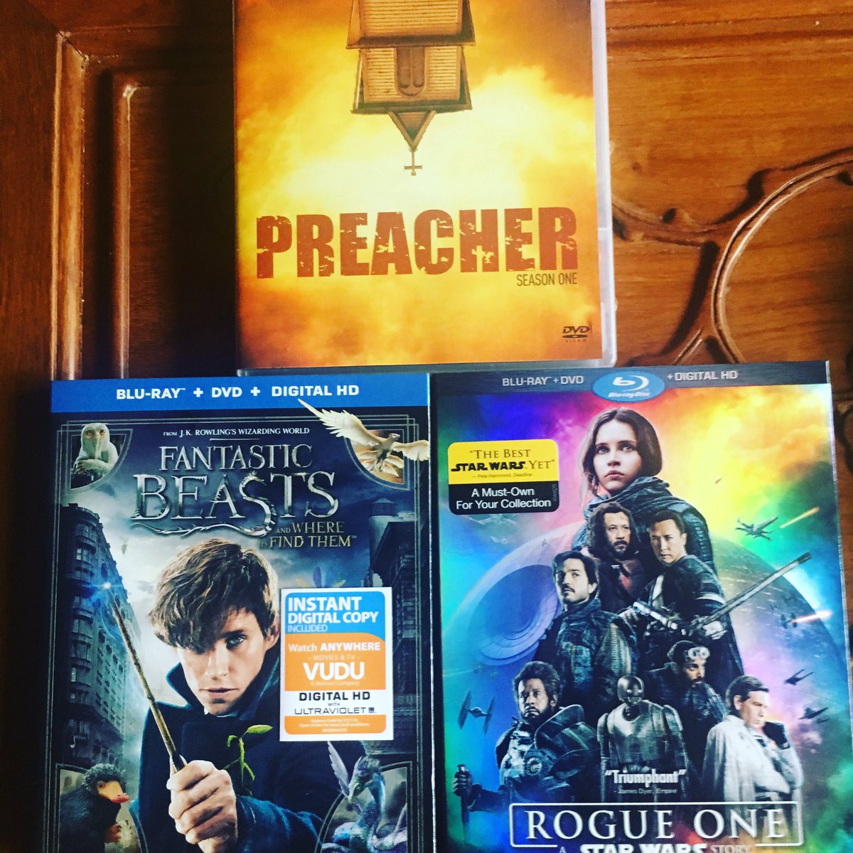 dkpkp's tweet image. Geek/Fandom dilemmas what to watch 🤔🤔#geekyprobs #RogueOne #FantasticBeasts #Preacher