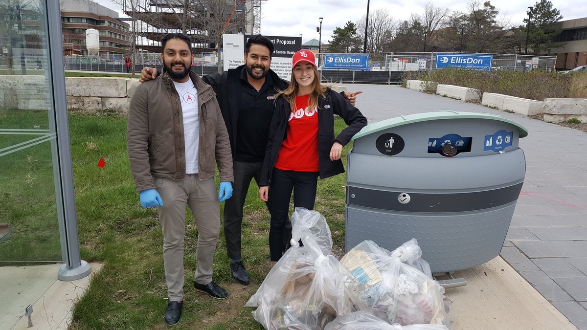 QuadAtYork's tweet photo. We had an amazing time cleaning the campus surrounding today. #TheQUAD #campusclean #yorku sustainability @YUsustain https://t.co/wNehvWoUTH