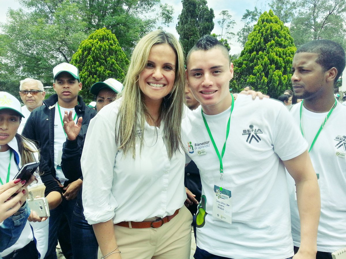 carlossoler45's tweet photo. #CumbreAprendicesSena infinitas Gracias por estar con nosotros @MAndreaNieto Directora #sena https://t.co/WYrwXL5ncy