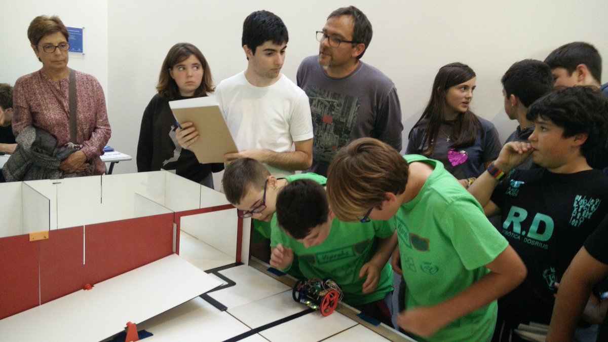 Make_and_Learn's tweet image. Concentració màxima a la #RoboCAT17, fase regional al @TecnoCampus, amb l&apos;equip Viproks de Dosrius. Som-hi!!!