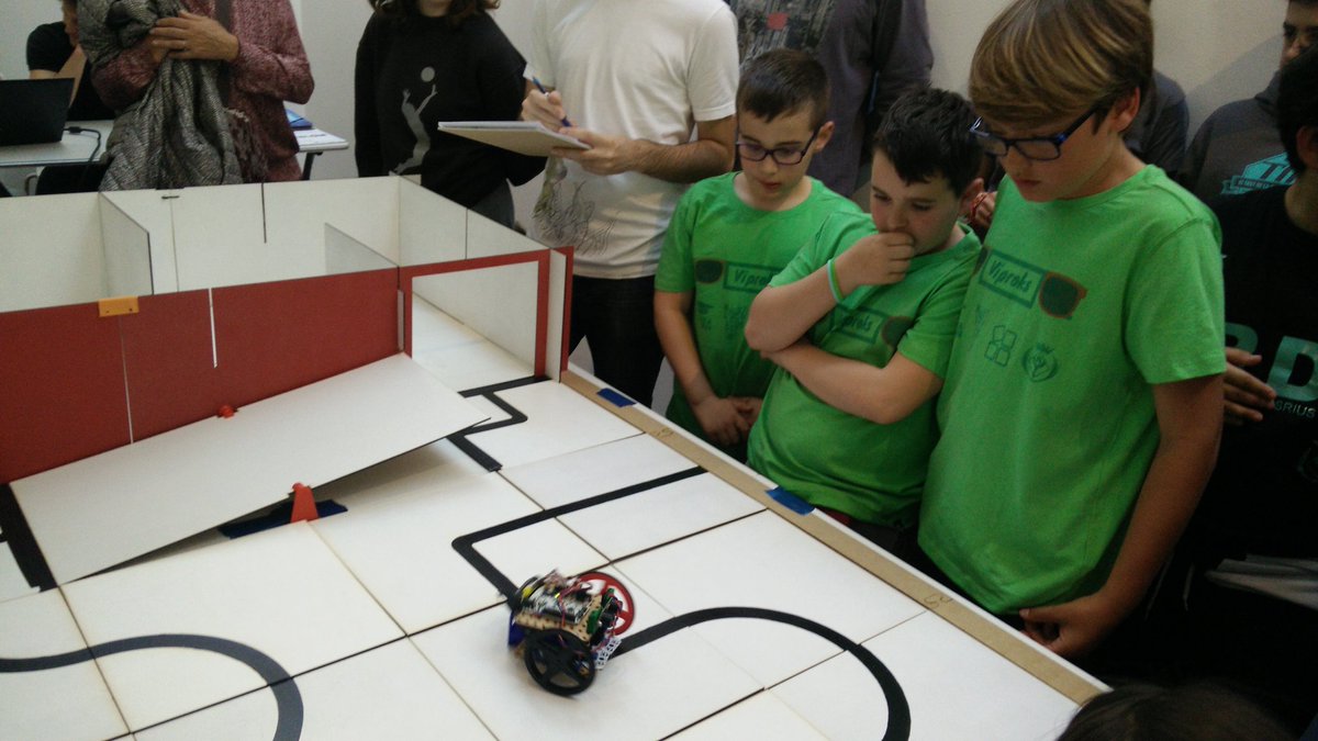 Make_and_Learn's tweet image. Concentració màxima a la #RoboCAT17, fase regional al @TecnoCampus, amb l&apos;equip Viproks de Dosrius. Som-hi!!!
