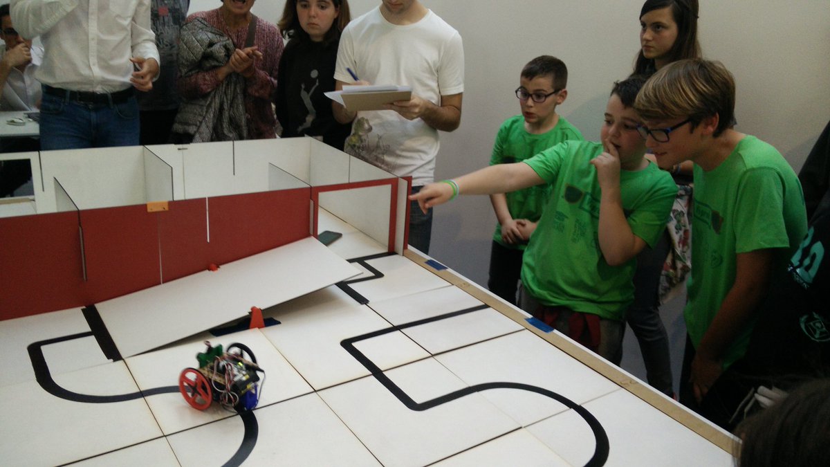 Make_and_Learn's tweet image. Concentració màxima a la #RoboCAT17, fase regional al @TecnoCampus, amb l&apos;equip Viproks de Dosrius. Som-hi!!!