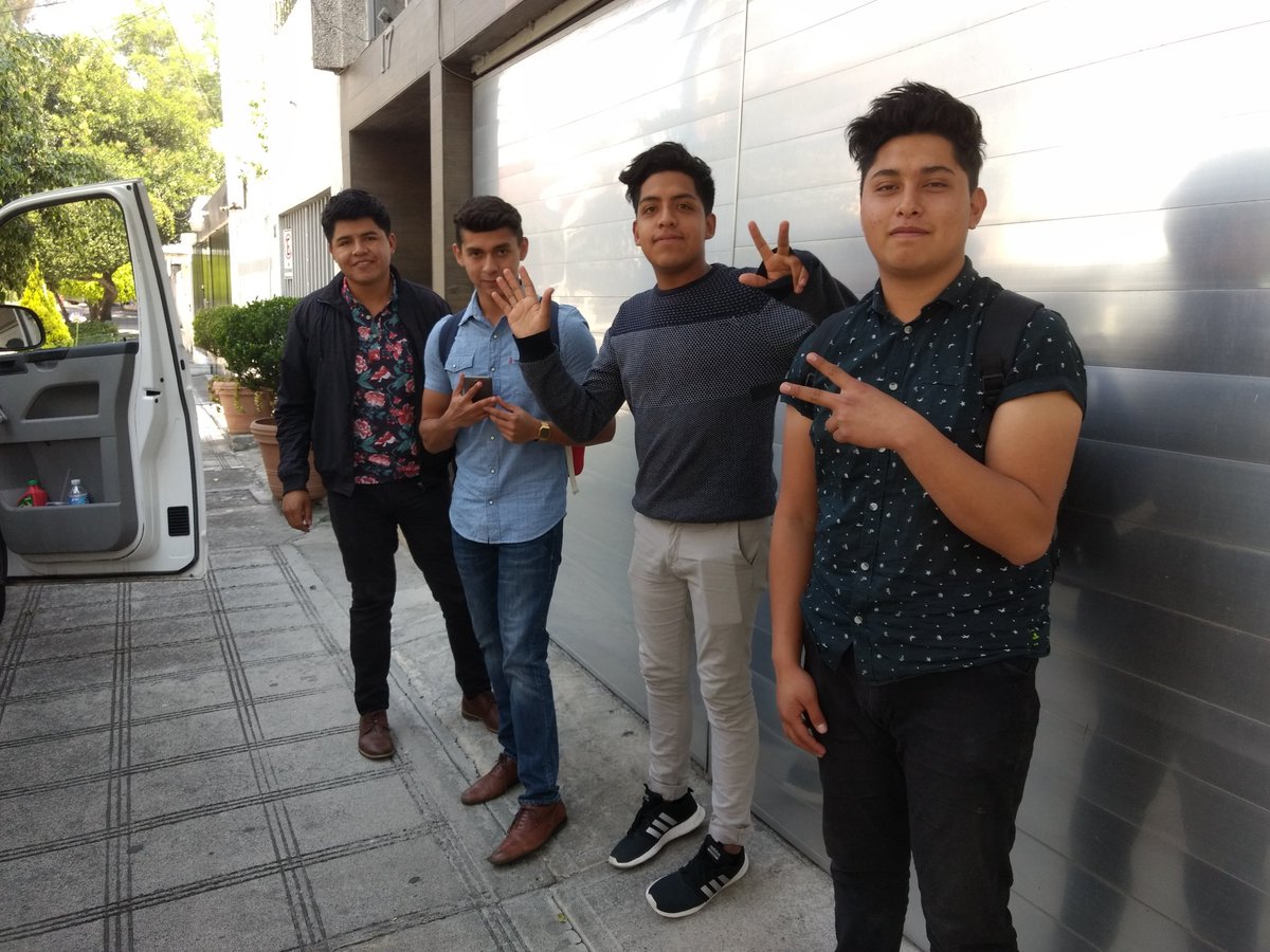 ClassMusic's tweet photo. ¡Ya rumbo a Puebla! #TrébolDeCuatro. Nos vemos a las 5 p.m. en Tower Records de Las Animas. #ClassXV https://t.co/03vYZ61Q1b