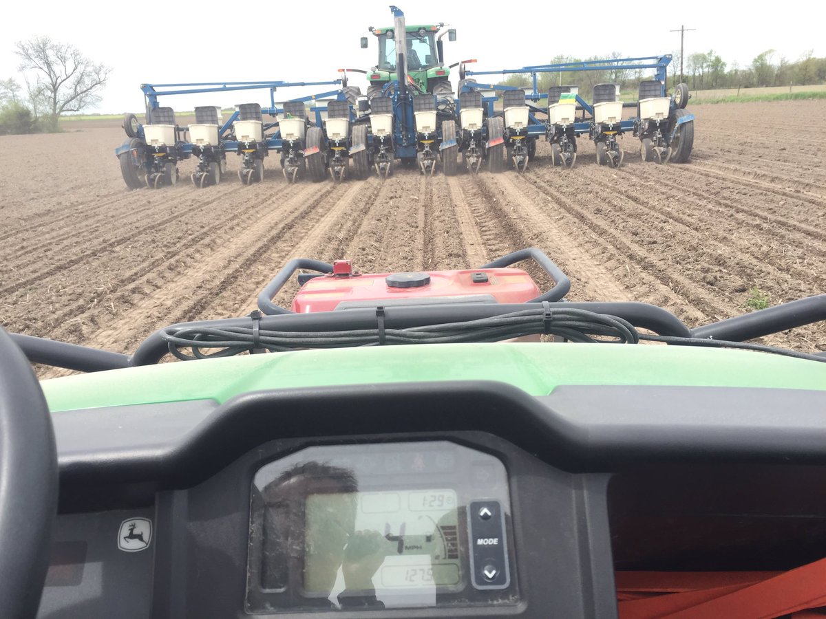 ClermontCory's tweet photo. How long does it take to plant 1000ac of corn? It doesn't matter do it right the first time! #4mph #morcorn #yieldtrak @MFA_PrecisionAg https://t.co/8AZnZnMgP0