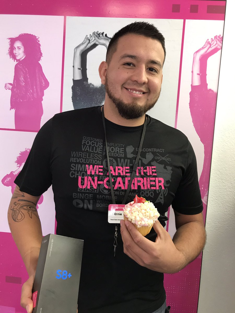 DaisyLeQueen's tweet photo. East El Paso GD Beasts celebrating S8 LAUNCH with cupcakes. Selling and Rewarding @theSamsungSide @sdmwrestle #S8Launch https://t.co/JJUUrOHnWh