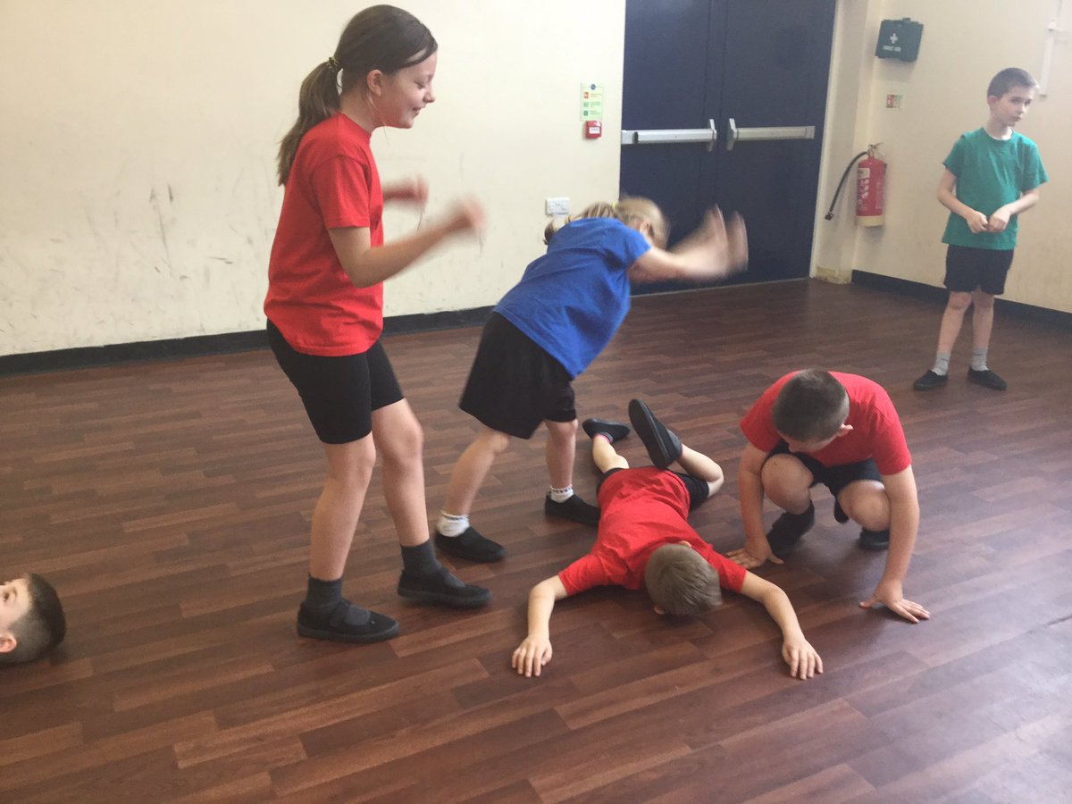 LSTClass07's tweet photo. Working together as a team to produce an Egyptian dance!#topiclink👍 https://t.co/qhzQe3edI7