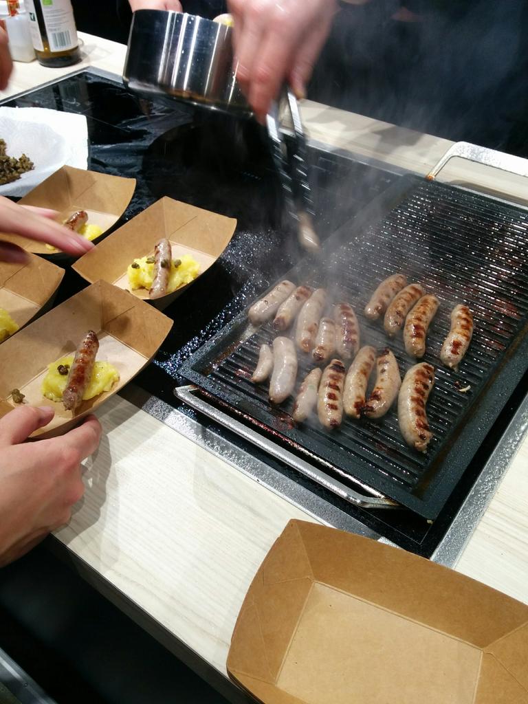 Jetzt geht's an die Wurst #slowfood17 #Tasteacademy <a href="/AEG_DE/">AEG Deutschland</a>