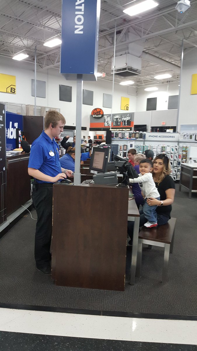 NWMORELOCK's tweet photo. #GS8west #NRSprintGS8Launch Hard at work for the GS8 launch https://t.co/WwAcA6mqA8