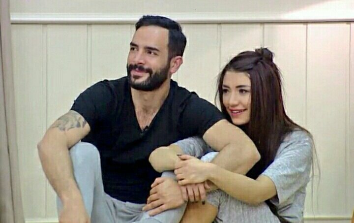 Onayeses's tweet photo. Fotoğraflarınizi çaldim affedin canım fandom üzgün emoji BirBedende AşkOnAy https://t.co/aMUaZvZEXm