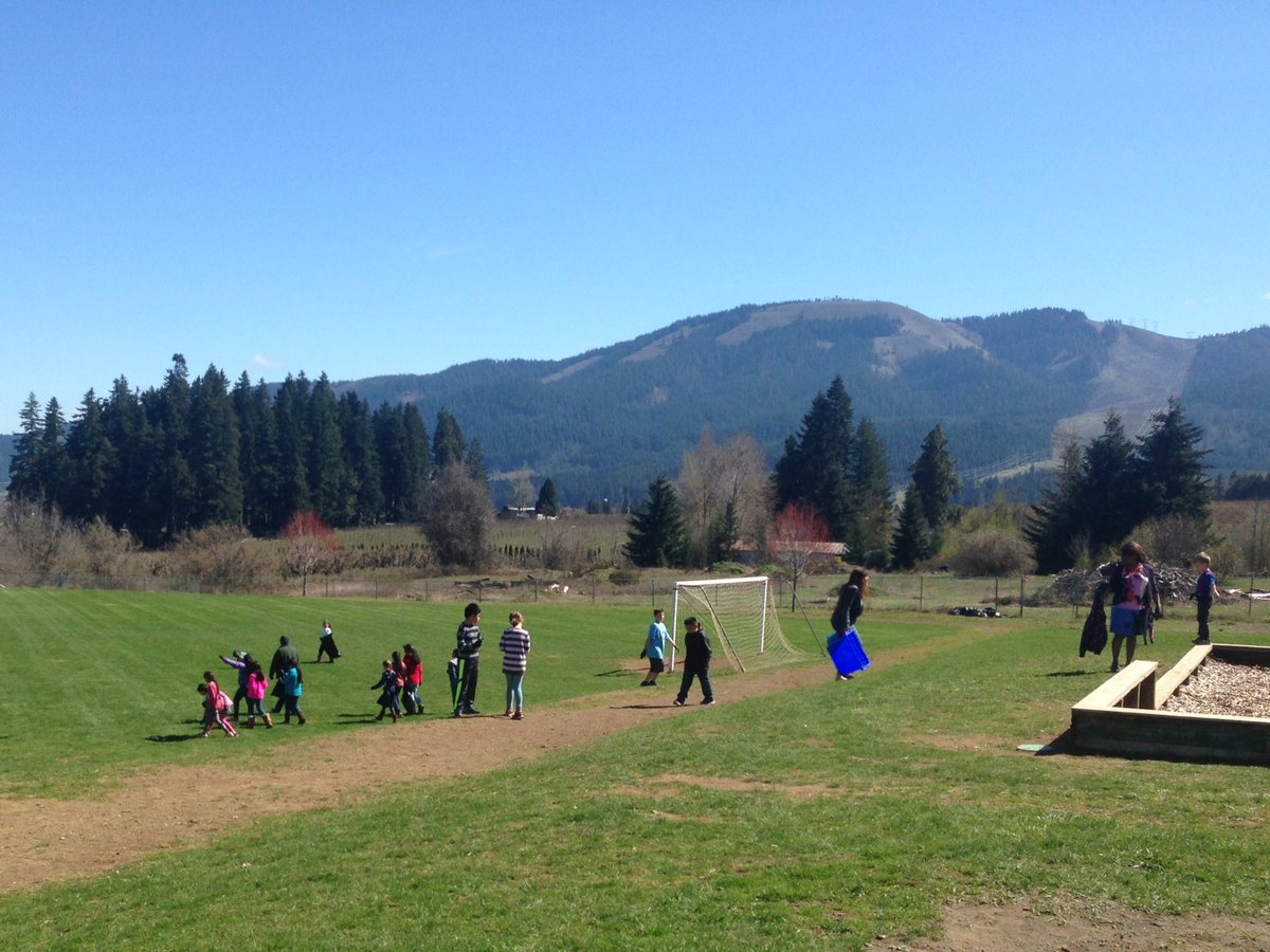 jordan_hassell's tweet photo. Schoolwide Earth Day clean-up! Still can't believe this view. Loving the #ParkdaleOR corner of the planet. #hrcsd https://t.co/09ILgr0d6v