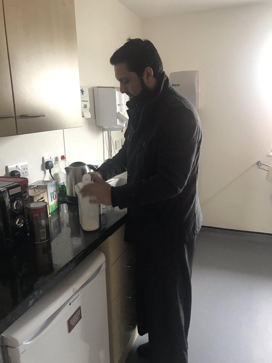 EdgarJacinta's tweet photo. New tea boy in town @khalidqkhan @KLPharmacy @usmaan139 @88_gallagher #multitaskinglegend https://t.co/qHpxWjLtO6