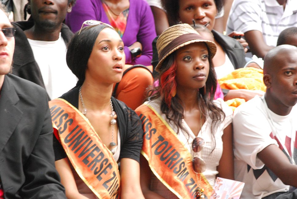 CurateZim's tweet photo. Miss Universe and Moiss tourism wakati havanagasariwo kuma faro #HIFA2014 https://t.co/7diq7SPHkc