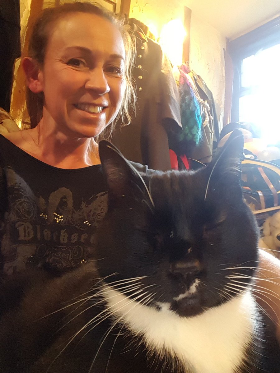 ClaireJ0802's tweet photo. @Fiddle_Pub_Cat #fridaypintwiththepuss https://t.co/CsZAWasCTA