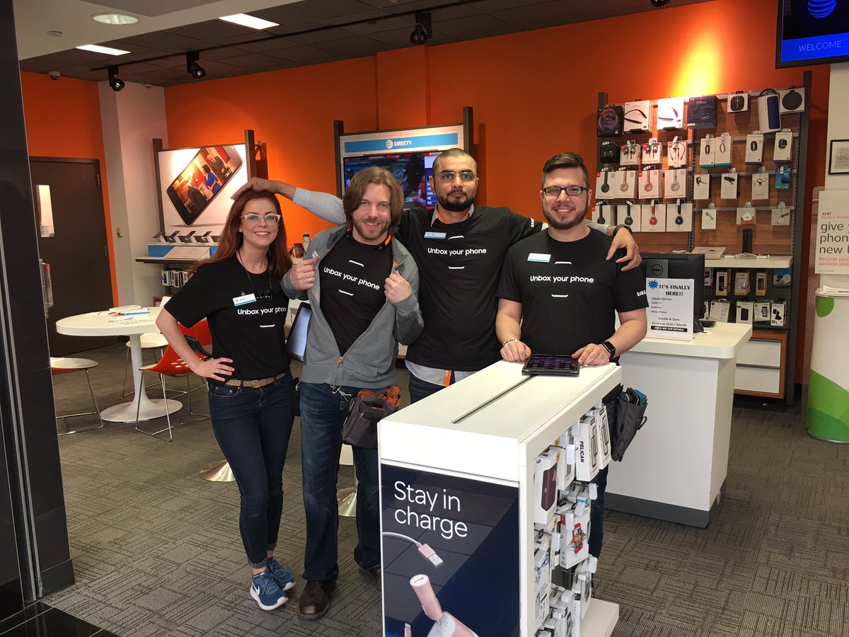 hj673y's tweet photo. Galleria team is excited and ready for the #s8launch #galaxys8 #samsung https://t.co/S733qImqmU