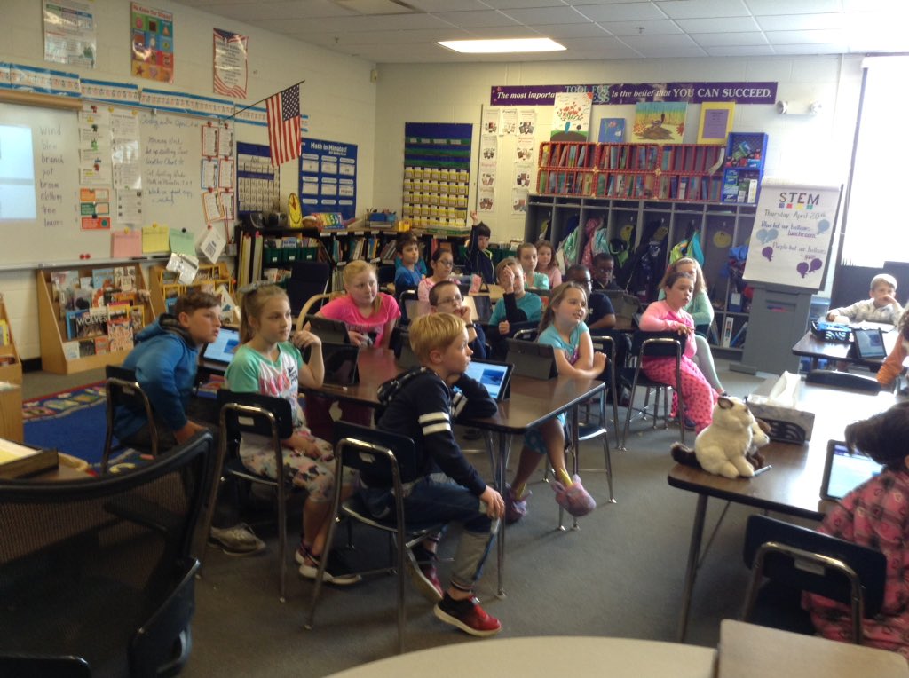Mr. Luthardt pops in to inspire 3rd grade writers!@Prairie_Hawks <a href="/OSD135/">Orland District 135</a> <a href="/NightingaleJeff/">Jeff Nightingale</a> <a href="/lpatterson0602/">Laurie Patterson</a> <a href="/DavidSnyder17/">David Snyder</a>