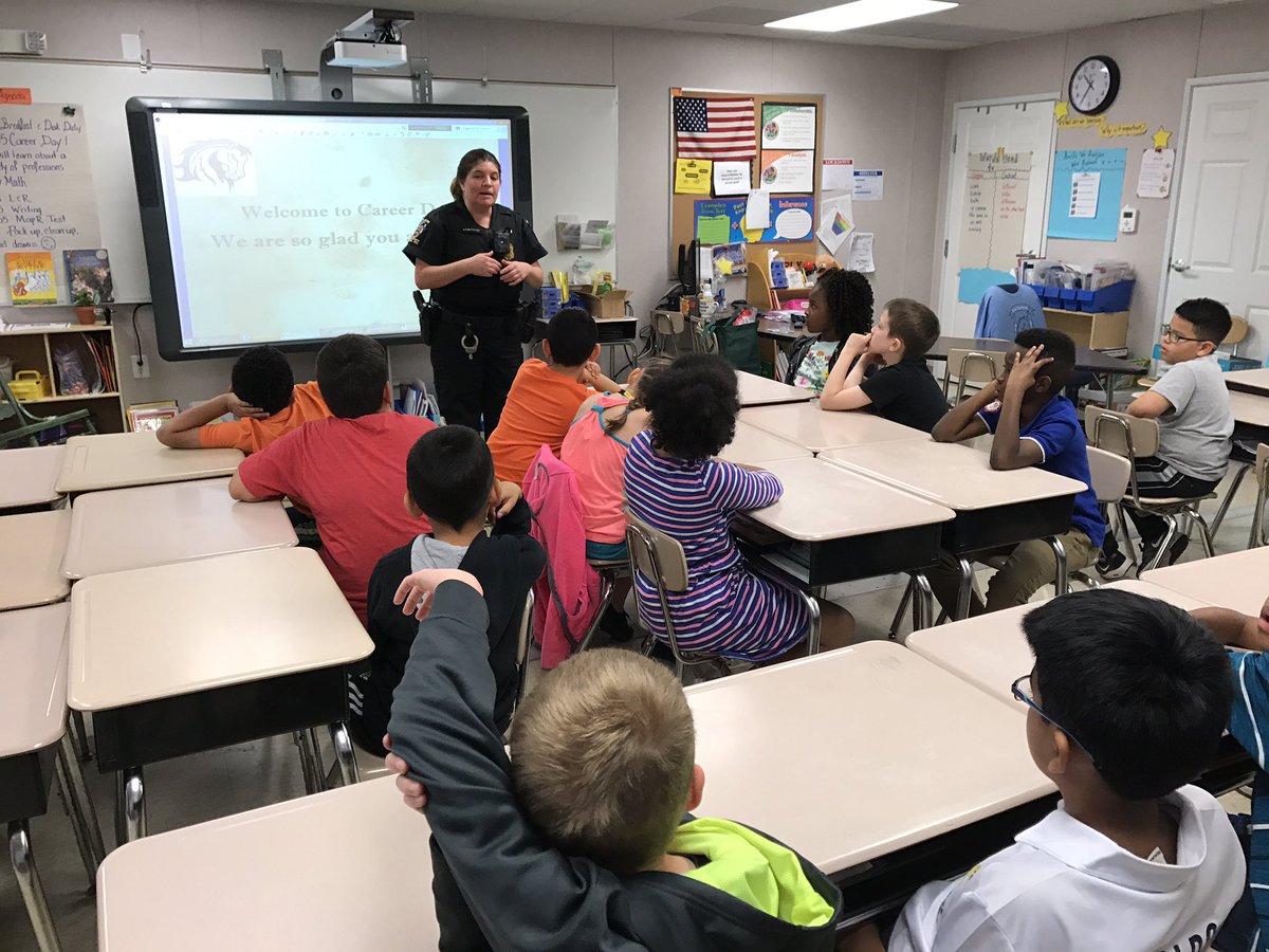 mrsDeWitt_SC's tweet photo. 3rd grade #careerday speakers #computerdesigner #policeofficer #emergencyplanning thanks @MCPNews @ReadyMontgomery !! https://t.co/xNXsGDFfXP
