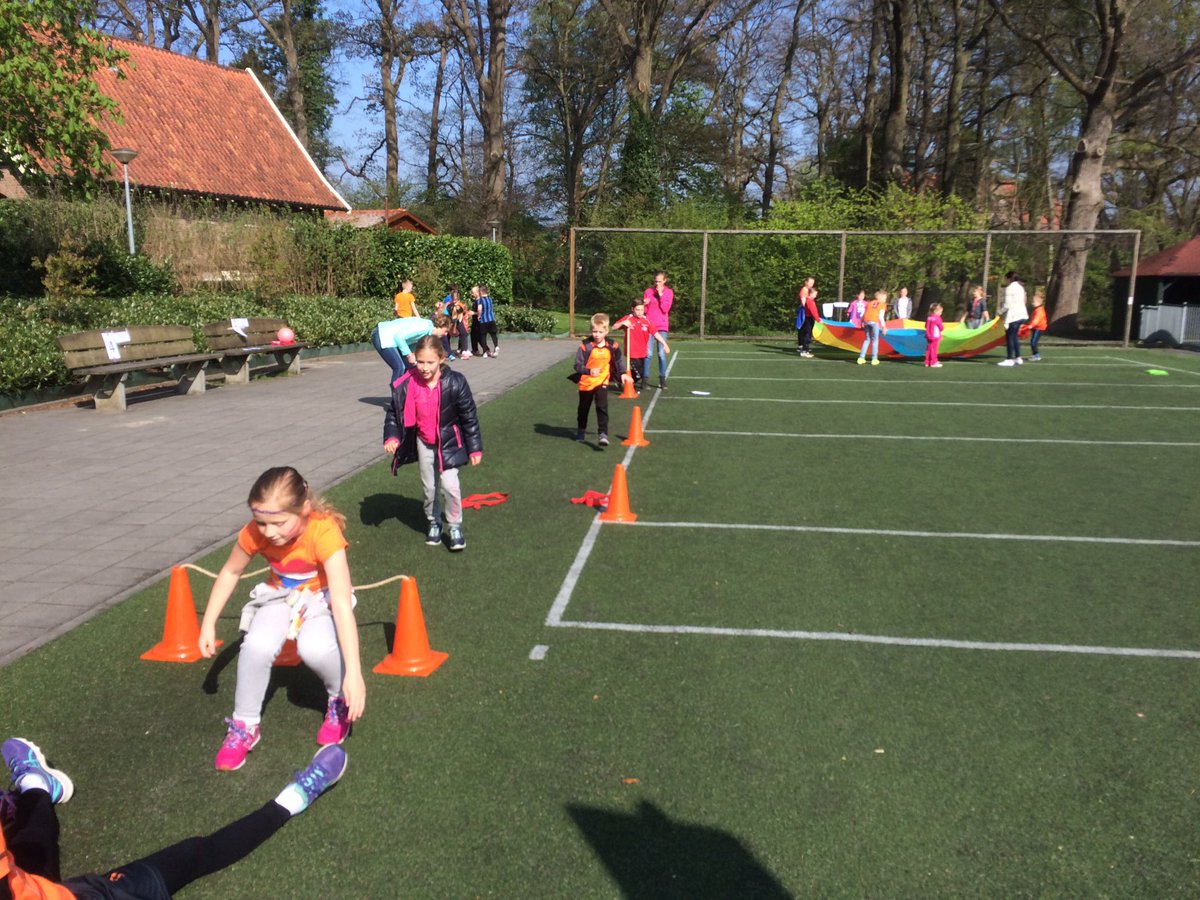 MariaBeuningen's tweet photo. #koningsspelen waren top. Groepjes met kinderen uit alle groepen! Samen genoten van alle spelletjes! https://t.co/tltTDRv3ZA