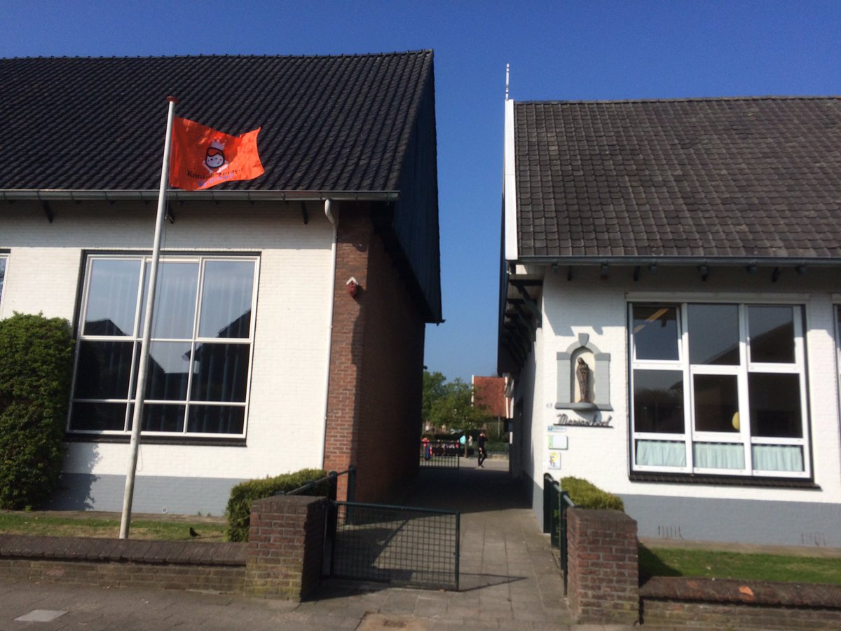 MariaBeuningen's tweet photo. #koningsspelen waren top. Groepjes met kinderen uit alle groepen! Samen genoten van alle spelletjes! https://t.co/tltTDRv3ZA