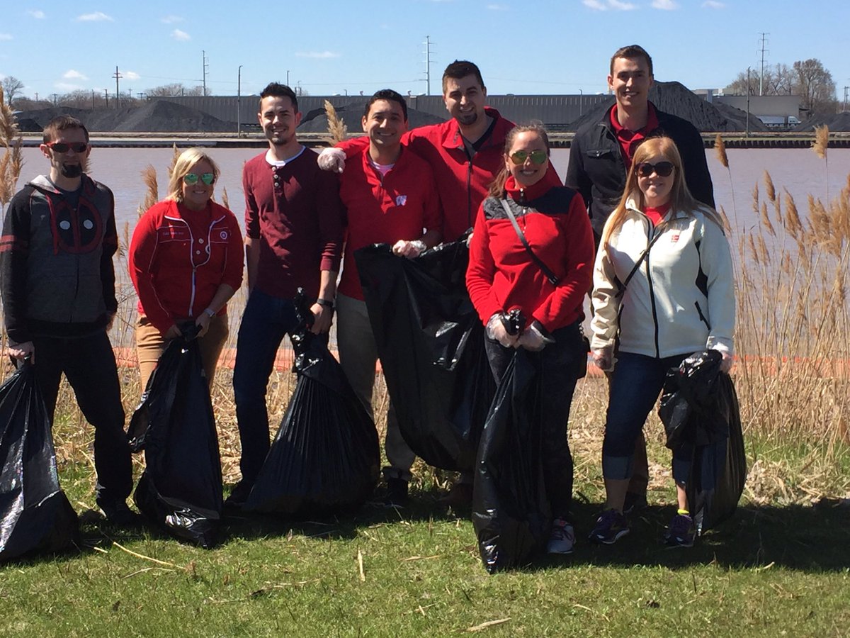 jamielwaters's tweet photo. Volunteering to clean up our community for Earth day! #d128givesback #EarthDay2017 @rankin_logan @justinakahn @nicole_corbat @RickyVargas2 https://t.co/hCOuvgJWXX