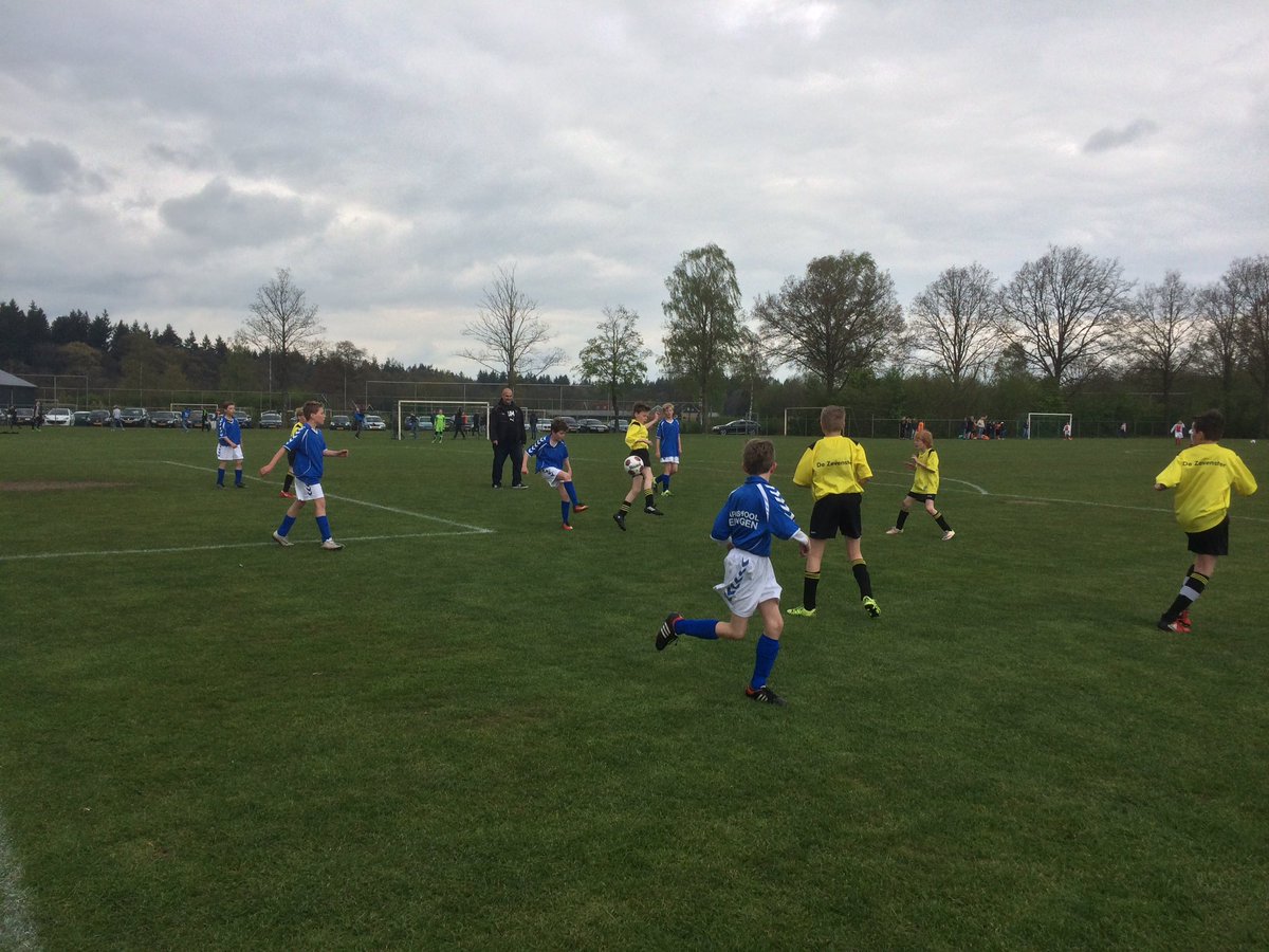MariaBeuningen's tweet photo. Het Schoolvoetbaltoernooi van #Dinkelland was vandaag. Vol trots speelden de jongens en meiden. Super gespeld! De meiden spelen de finale! https://t.co/LRdPSPT25M