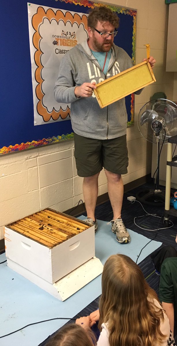 marylhenry1's tweet photo. #earthday2017 #beekeeping @downsvilleES @MrWebers_Class @MrsWebersClass #busyasabee https://t.co/D4HbaQP50i