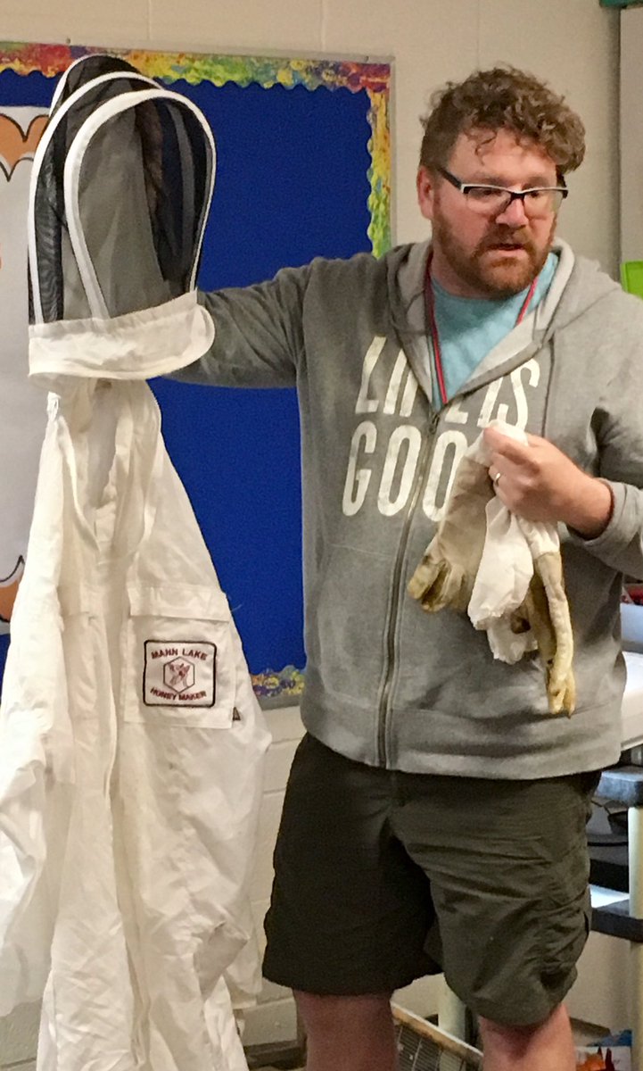 marylhenry1's tweet photo. #earthday2017 #beekeeping @downsvilleES @MrWebers_Class @MrsWebersClass #busyasabee https://t.co/D4HbaQP50i