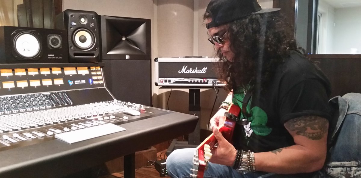 marshallamps's tweet photo. Putting his new 2555X Silver Jubilee to good use, here's @Slash in the studio #liveformusic https://t.co/Hw4h0T88PS