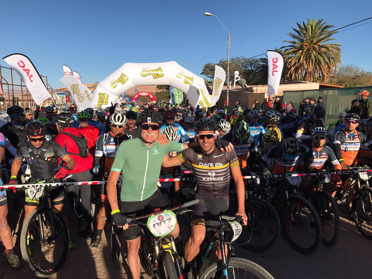oscarpereiro's tweet photo. Momentos antes de la salida esta mañana con @JavierMoracho y 650 valientes más. Organización de lujo en @AtacamaMTB 👏🏽👏🏽👏🏽👏🏽👏🏽 https://t.co/2uFuHwt8zz