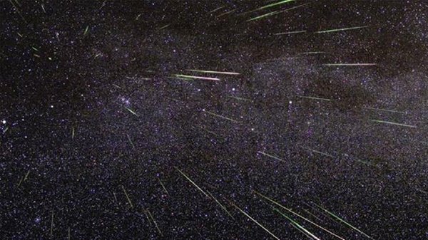 AstronomyMag's tweet photo. Tonight's dark skies will make for an almost perfect Lyrids meteor shower.
https://t.co/ulROcxsmh8 https://t.co/HBtg0BthH3