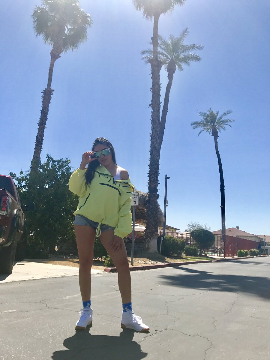 dessstinipena's tweet photo. Coachella Day 1 🌤🌴🌸 #sochella #hellachella #coachellavibes https://t.co/hGg9BLLwCe