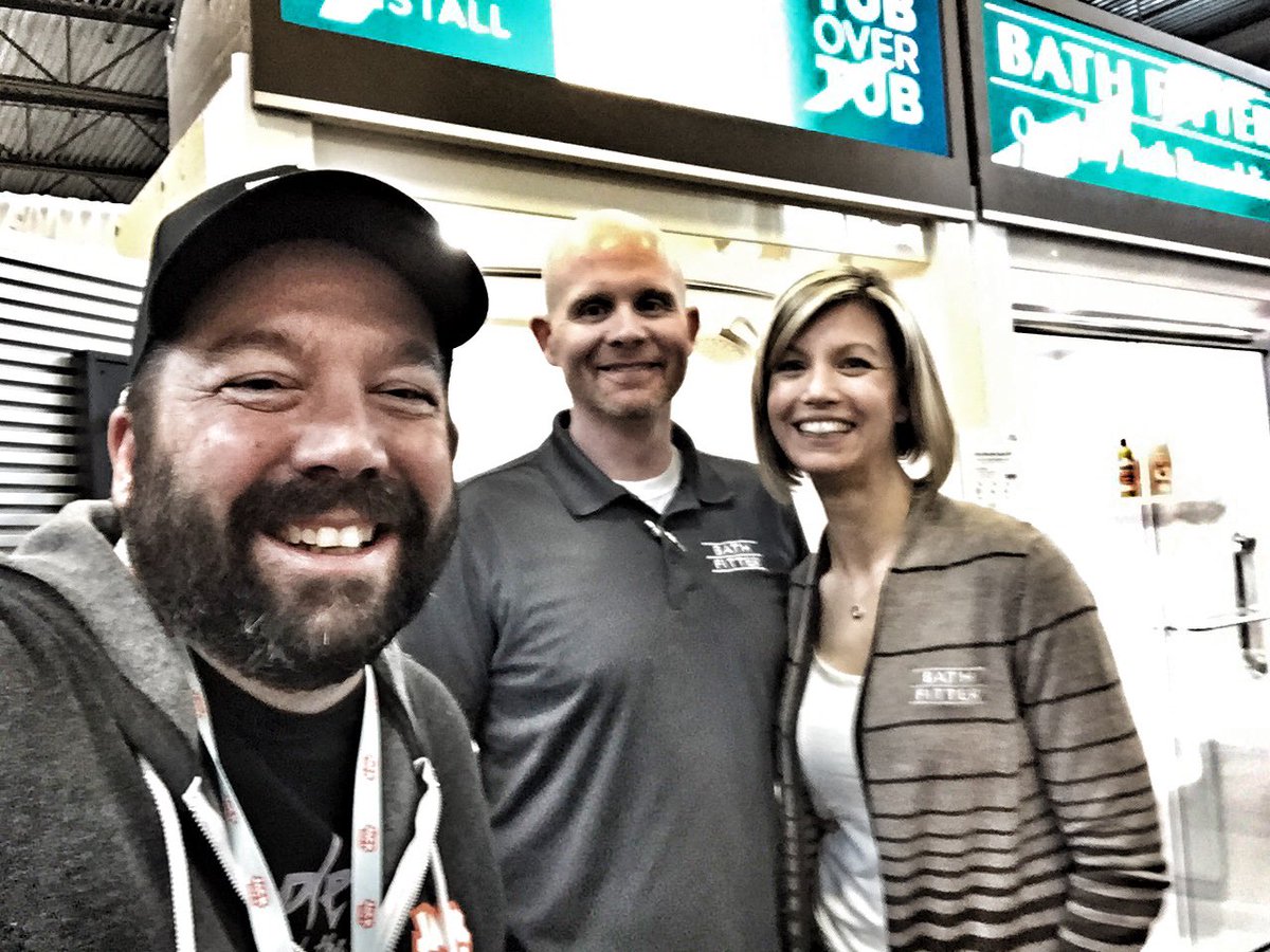 JACK1023ldn's tweet photo. When @loopdogg needs to get clean he visits #Bathfitter Matt &amp; @CarollynCurrie #HomeOutdoorShow  @WesternFair https://t.co/4UxBeId22J