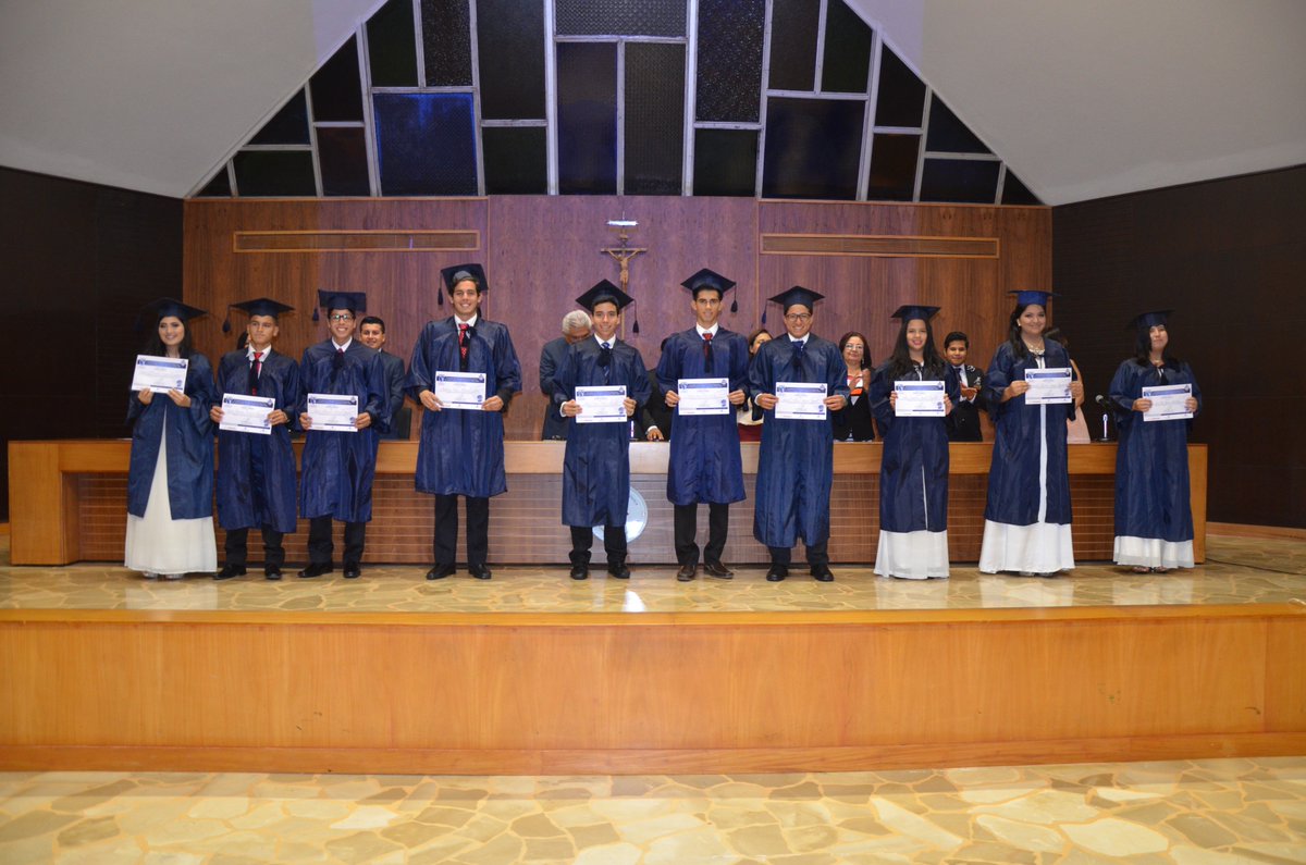 Estudiantes2000's tweet photo. Presentamos a los 130 líderes de nuestra #VIIProm de @ECLideres
Felicitaciones chicos 🎓 https://t.co/Rj8e9rzWCR