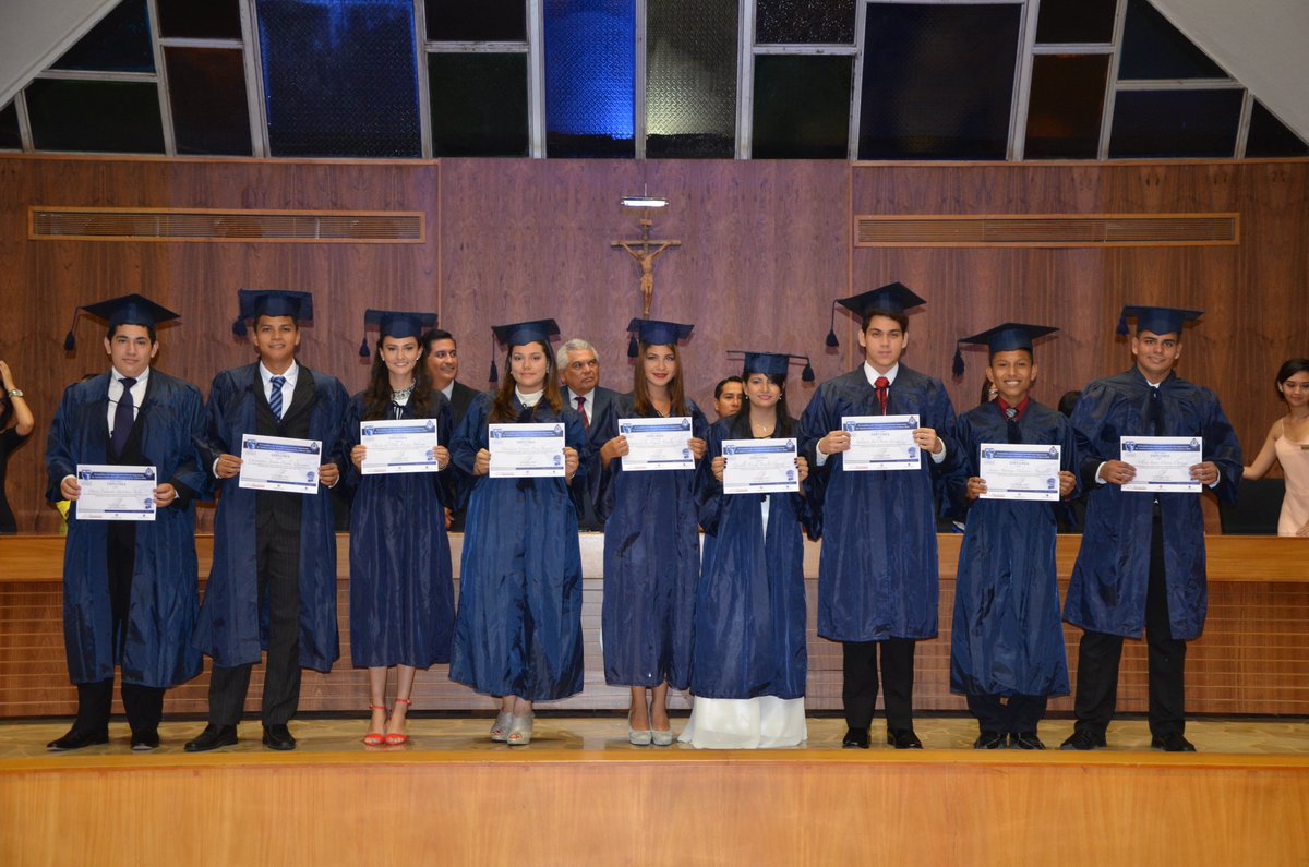 Estudiantes2000's tweet photo. Presentamos a los 130 líderes de nuestra #VIIProm de @ECLideres
Felicitaciones chicos 🎓 https://t.co/jguxri61pL