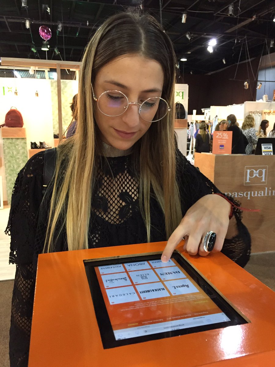 miradacouture's tweet photo. .@loleferrari votando en el #programaitau por su diseñador favorito en @Mo_Week ¿Ustedes ya participaron? Pueden ganar $5.000 de la marca 🙌🏼 https://t.co/WrcJnfZTtb
