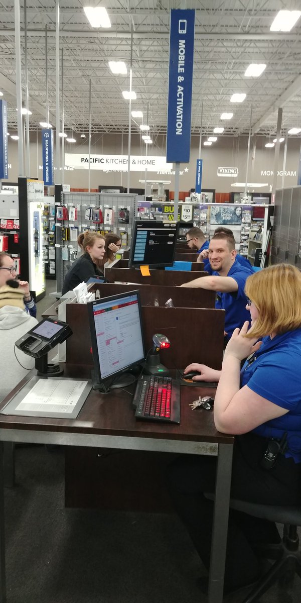 TWalker113's tweet photo. Lenexa BB enjoying S8 launch @kc_jamie_wilson @TimMiller44 #NRSprintGS8Launch#GS8West https://t.co/6vVTJ4qptg