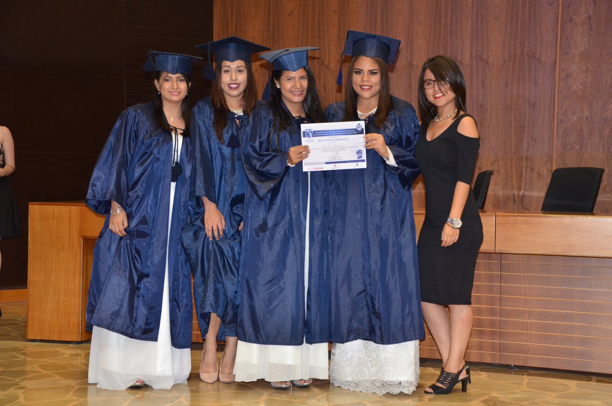 Estudiantes2000's tweet photo. Se premió los mejores proyectos dentro de la #VIIProm de @ECLideres https://t.co/PpthkozcMc