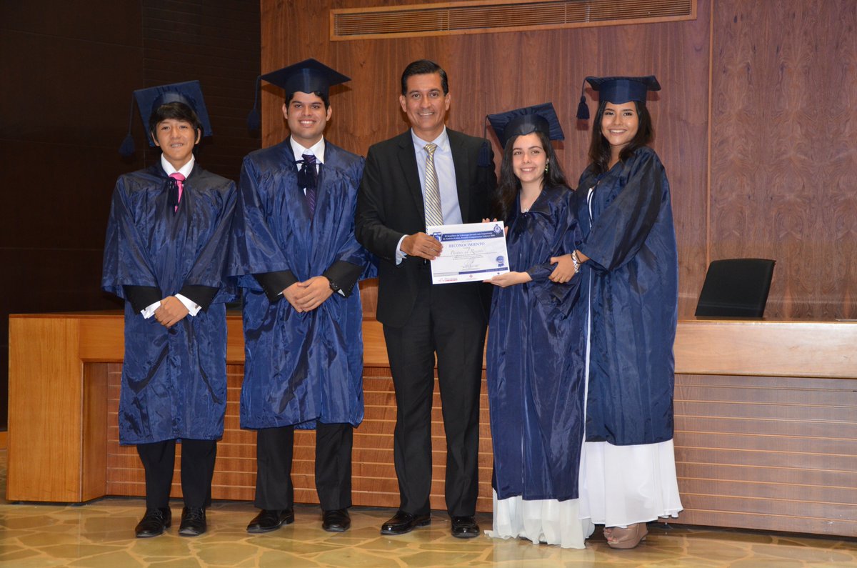 Estudiantes2000's tweet photo. Se premió los mejores proyectos dentro de la #VIIProm de @ECLideres https://t.co/PpthkozcMc