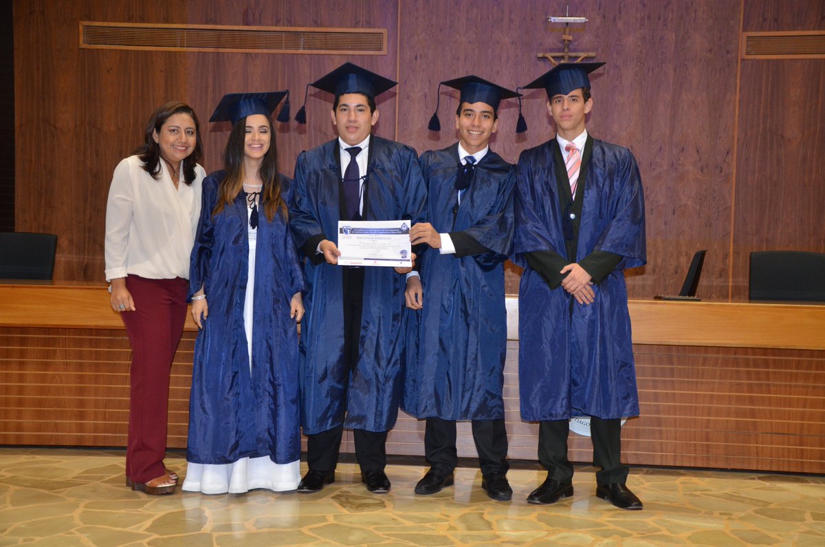 Estudiantes2000's tweet photo. Se premió los mejores proyectos dentro de la #VIIProm de @ECLideres https://t.co/Az86dd0RXg