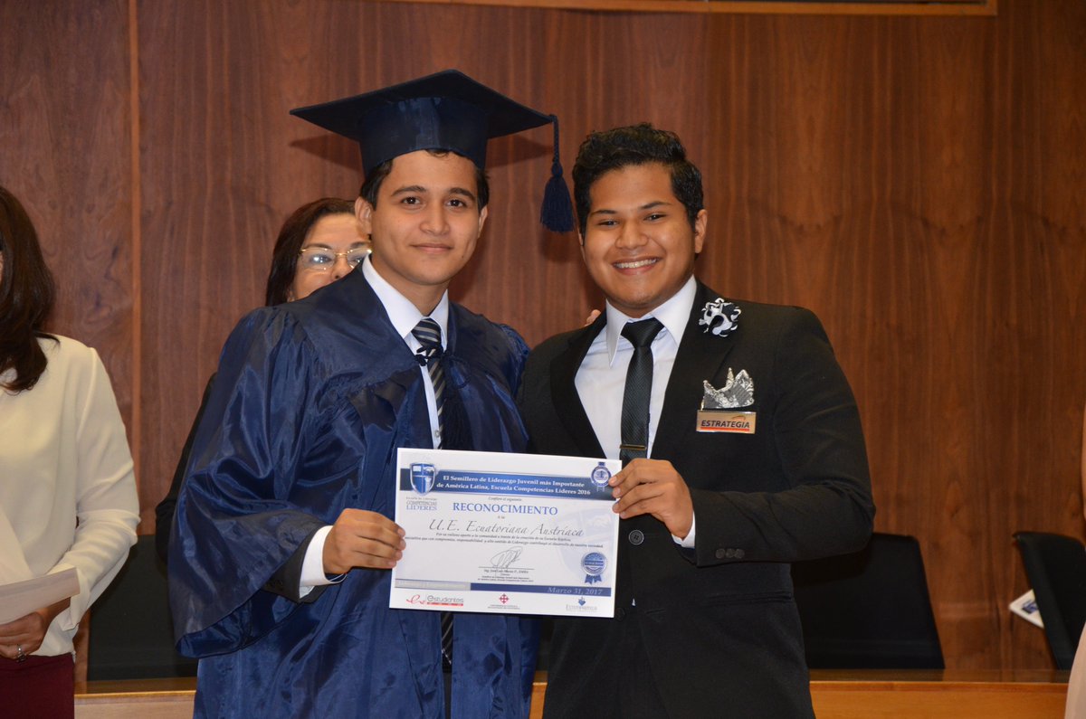Estudiantes2000's tweet photo. Premiamos el esfuerzo y la constancia de los líderes en el desarrollo de sus Escuelas Réplicas #VIIProm @ECLideres https://t.co/Rsu41Erlql