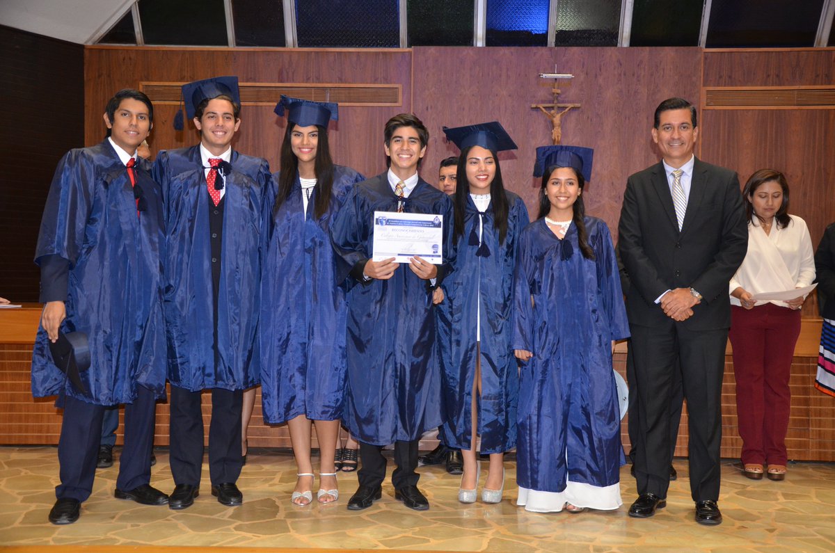Estudiantes2000's tweet photo. Premiamos el esfuerzo y la constancia de los líderes en el desarrollo de sus Escuelas Réplicas #VIIProm @ECLideres https://t.co/Rsu41Erlql