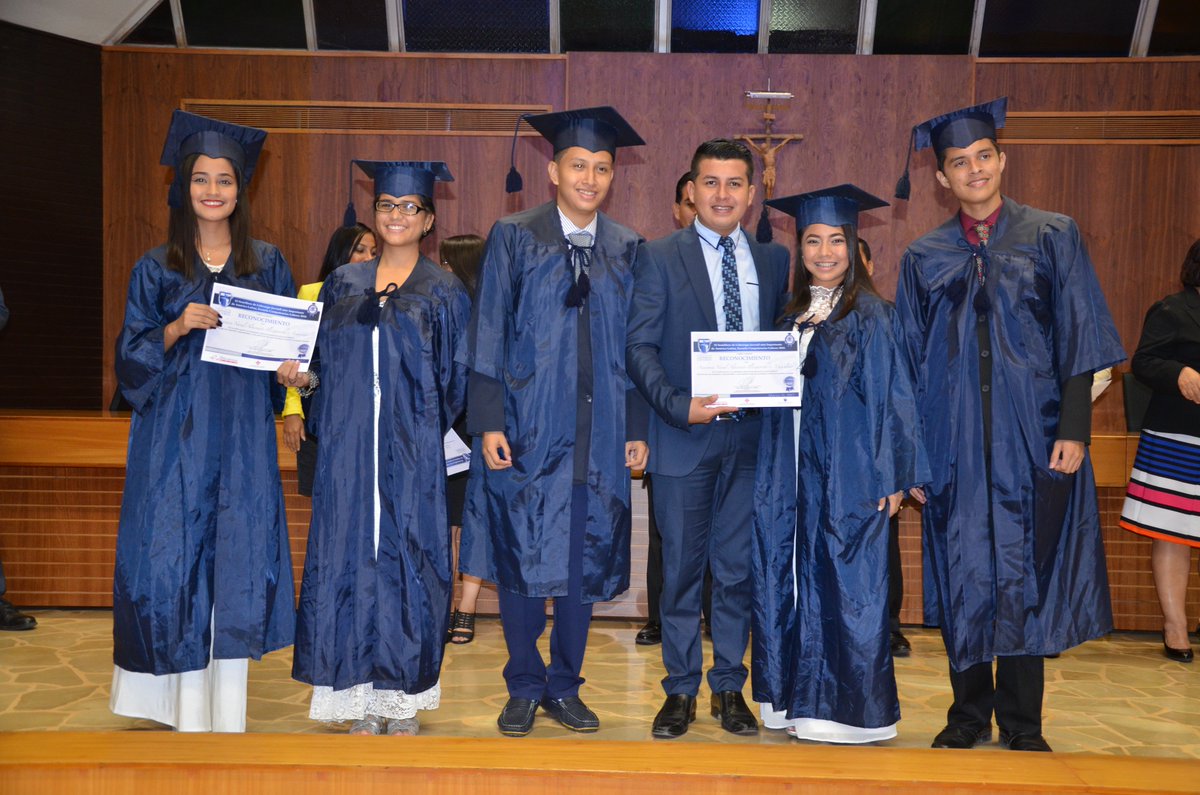 Estudiantes2000's tweet photo. Premiamos el esfuerzo y la constancia de los líderes en el desarrollo de sus Escuelas Réplicas #VIIProm @ECLideres https://t.co/Rsu41Erlql